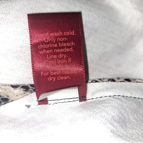 This dress has spaghetti straps and two side pockets. - Picture 11 of 13